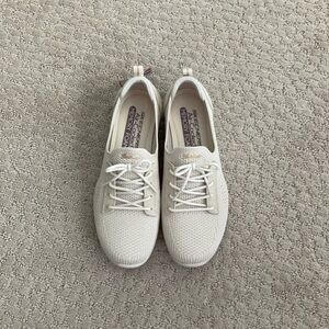 NWT Skechers Newbury St. Women's Memory Foam Shoes 7.5. Cream off white.